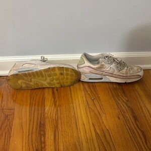 Nike Air Max Sneakers in White and Light Pink